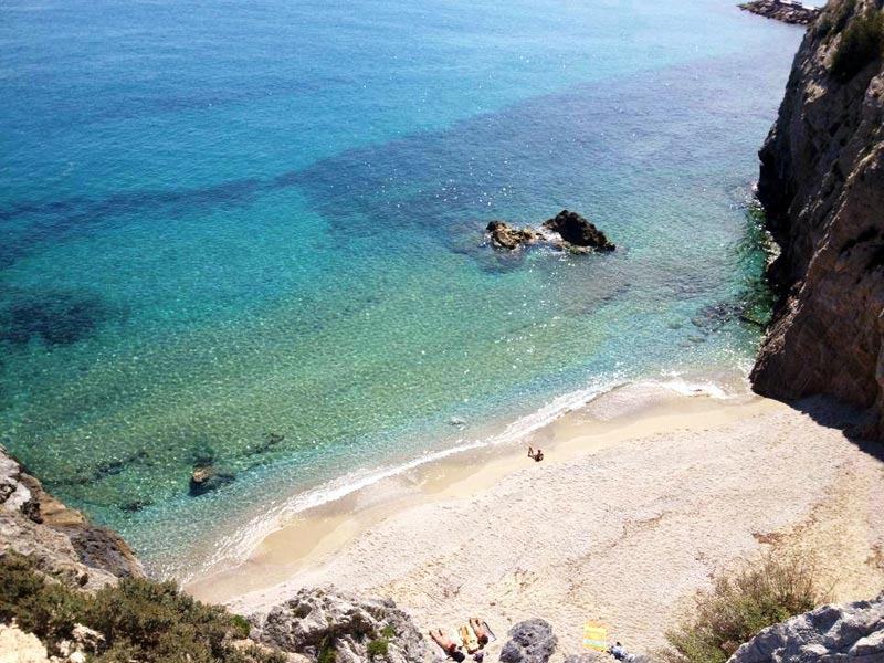 E qui,in questa spiaggetta isolata che si raggiunge solo a piedi-anche in barca è difficile-vivrò le mie giornate marine... 