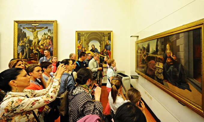 Visitors inside the Uffizi Gallery for the "Museum Night" event in Florence, Italy, 16 May 2015. ANSA/MAURIZIO DEGL'INNOCENTI