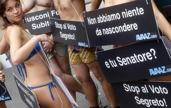 Berlusconi: si spogliano davanti Senato per voto palese