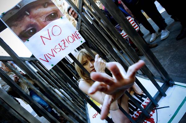 ELEZIONI:INIZIATIVA LISTA INGROIA, DONNA IN GABBIA SEMINUDA