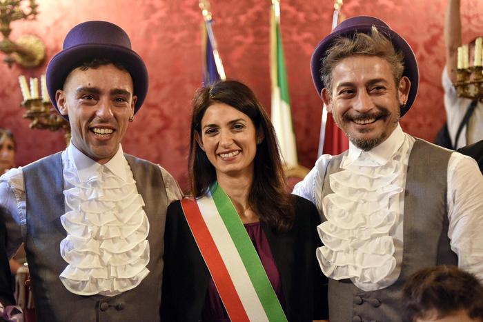 Unioni civili: Raggi unisce prima coppia in Campidoglio