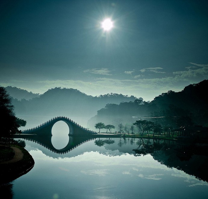 moon-bridge-taipei-taiwan