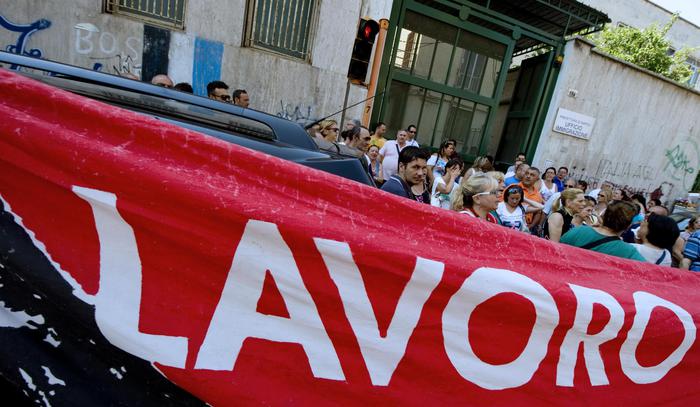 Lavoro: precari in piazza a Napoli occupano uffici Ministero Lavoro